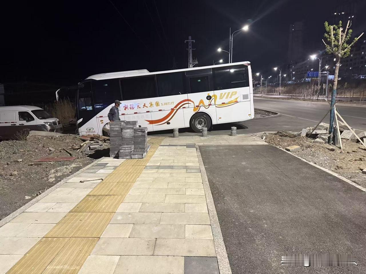 西泉街违停治理：别让“大西山人的素质”替缺失的石墩子背锅

    西泉街人行道