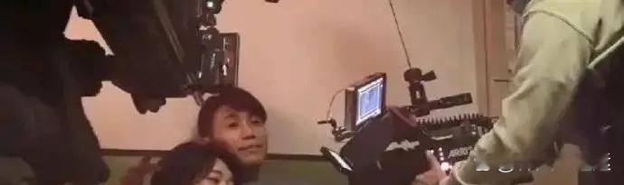 怪不得演员不会起生理反应，这么多人看着多尴尬啊 