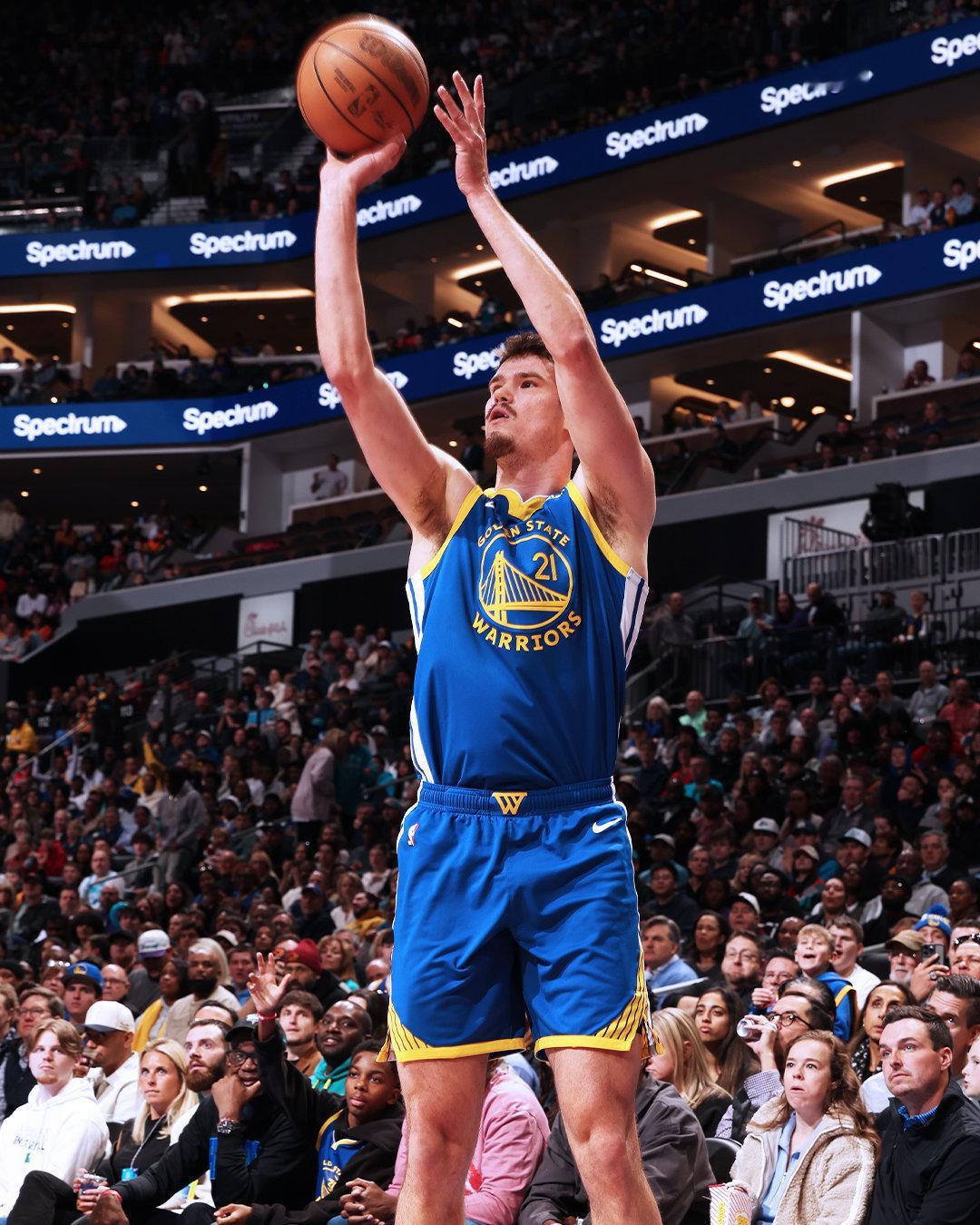 巴特勒两罚全中🎯上半场结束，勇士69:64黄蜂；库里15分，桑托斯11分。 