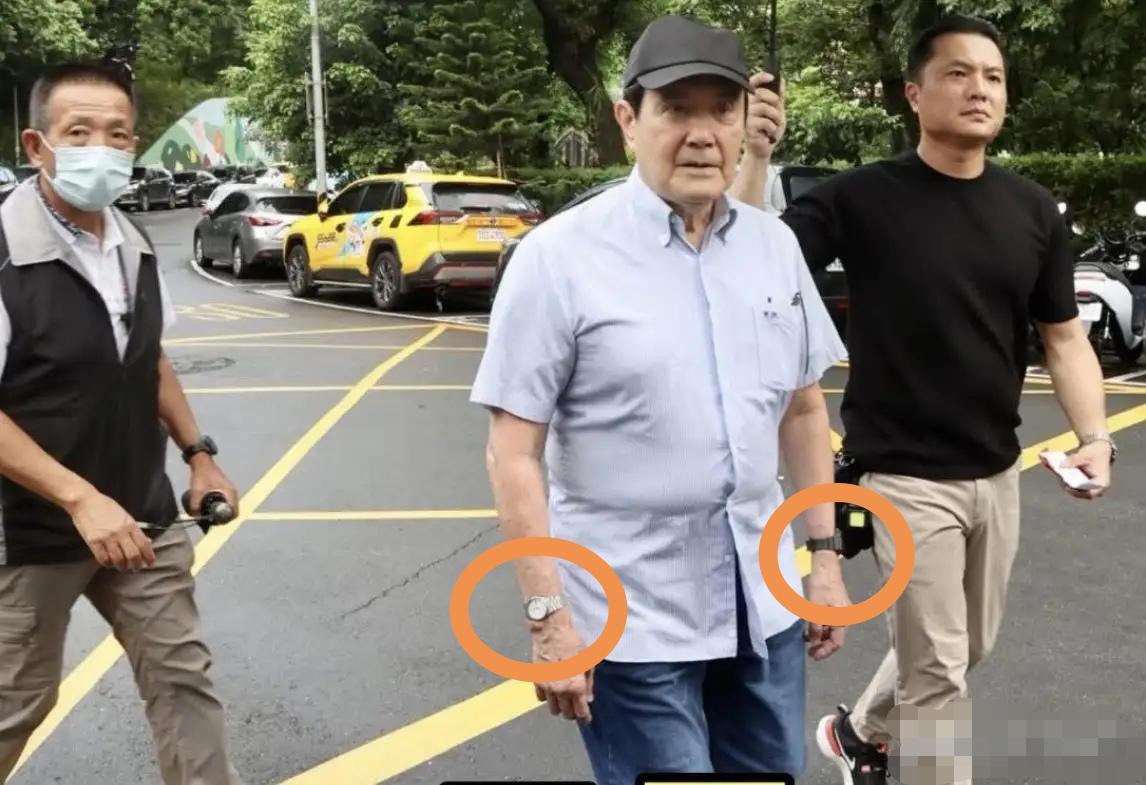马英九怎么了？居然左手右各戴一块手表。近日，马英九被拍到戴两块手表的照片，左手戴