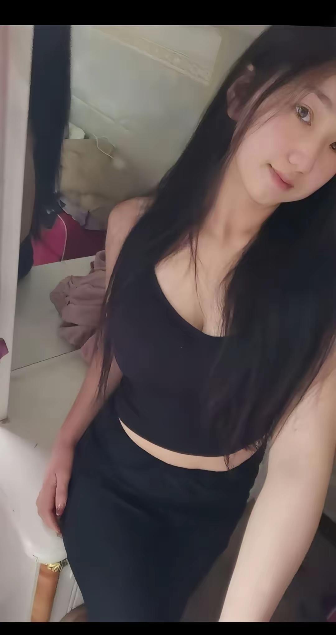 黑与白的简单搭配，藏着恰到好处的温柔与随性，慵懒又迷人。