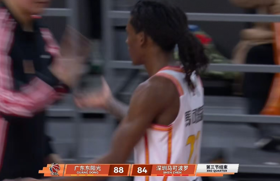 这个第三节真是。。。。。。两队火力全开啊，都不服，看谁先怂。其实这比赛一点都不合