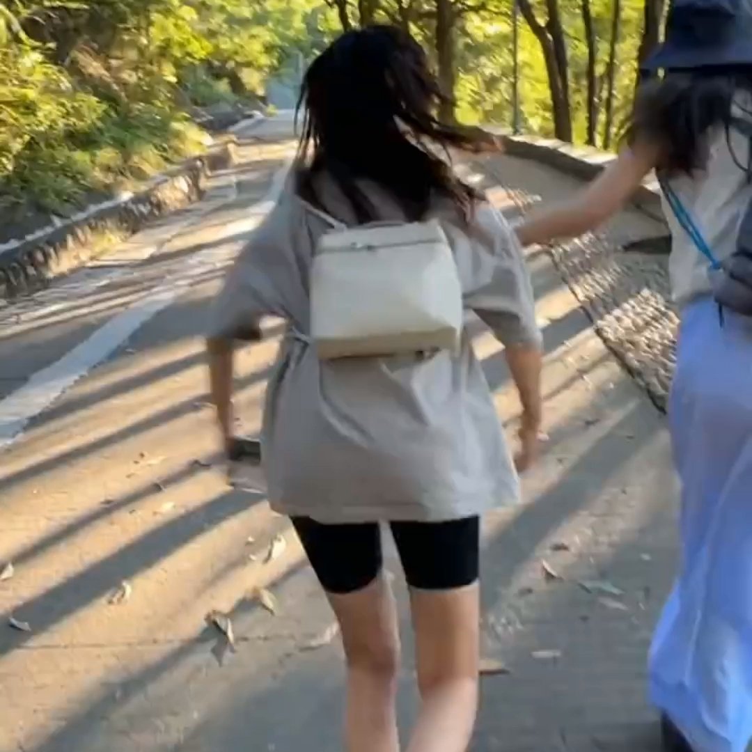 今天和姐妹约早餐，结果一见面就笑到扶墙！🤣 她们非拉着我去拍“快乐大人”主题照