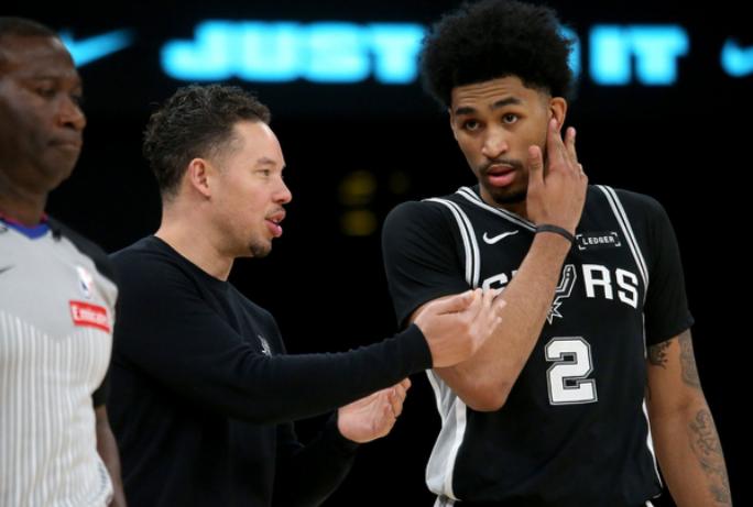 NBA总决赛，尼克斯对阵马刺的G3比赛中，出现了非常奇葩的一幕。尼克斯在篮下进攻