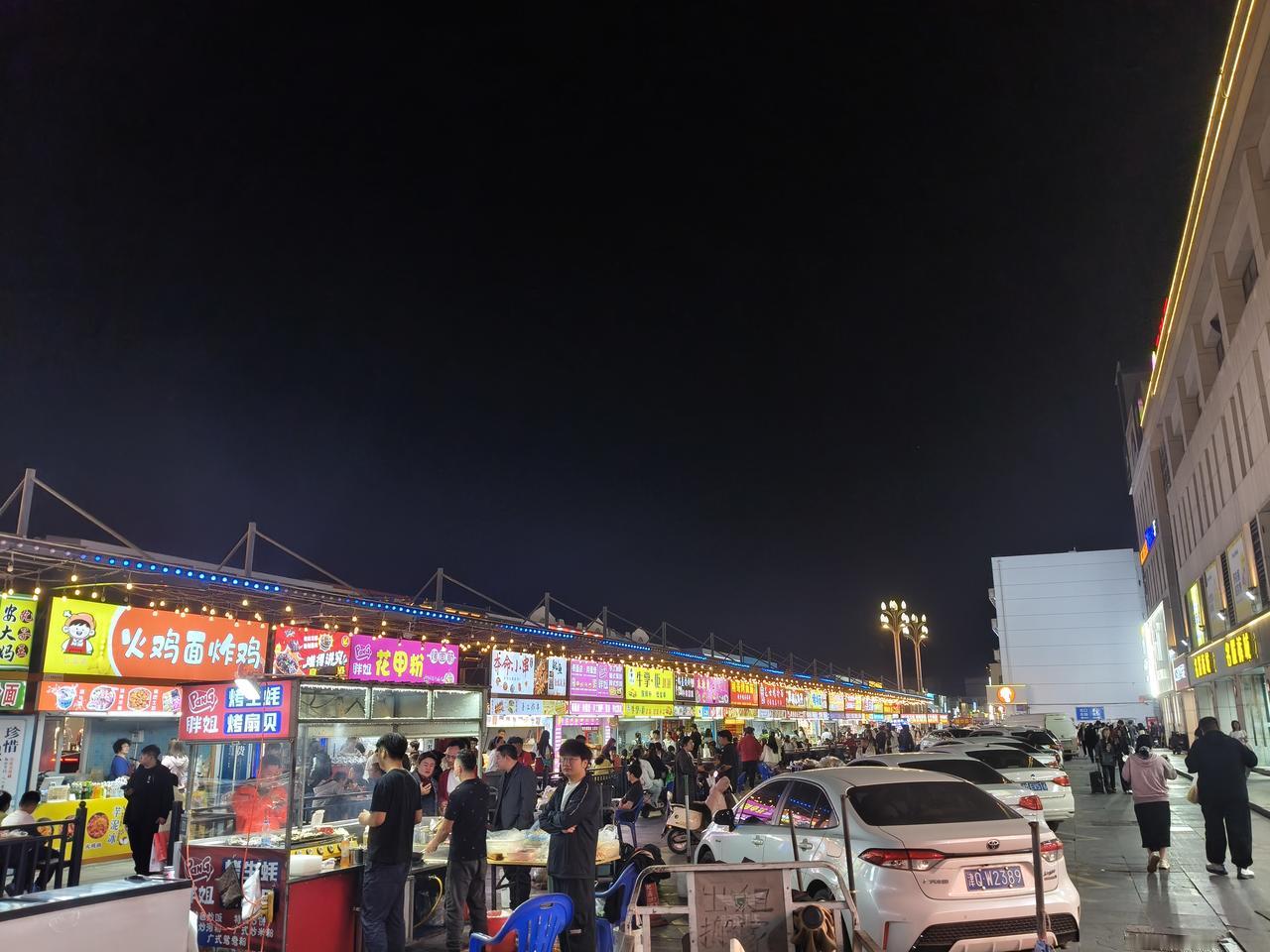 这是昨天爬山回到家后，在我们当地步行街的小吃街拍的实景照片。爬山特别费腿，回到家