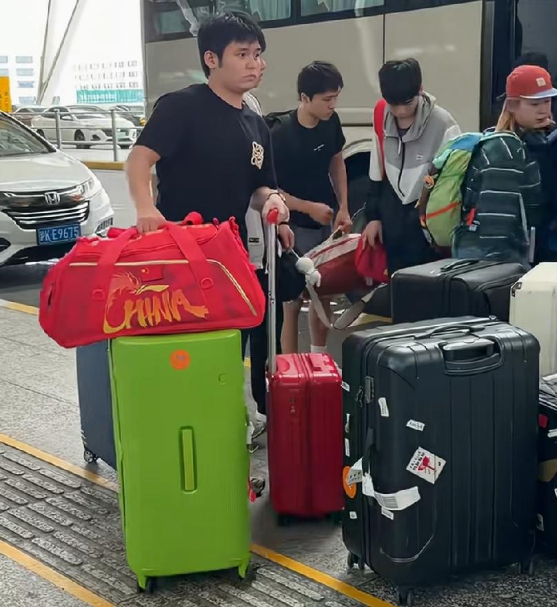 终于又看到林诗栋了，前段时间因伤病缺席了多站WTT赛事的他，在名古屋亚运会的名单