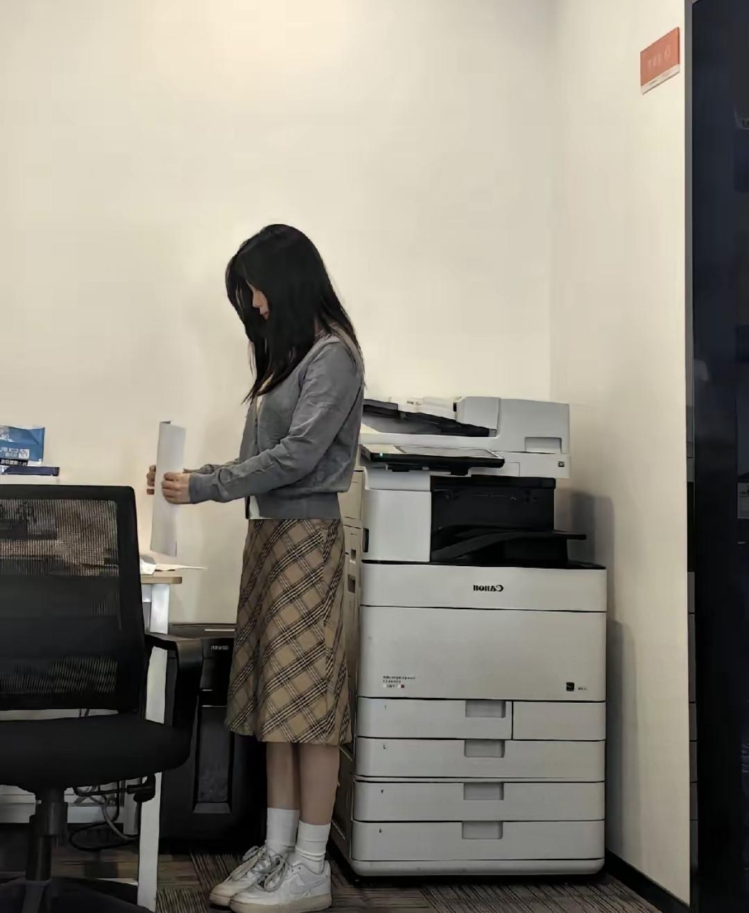 先兆流产要休息，公司不批假还停发工资，最后赔了10万多。
这事发生在西安，张女士