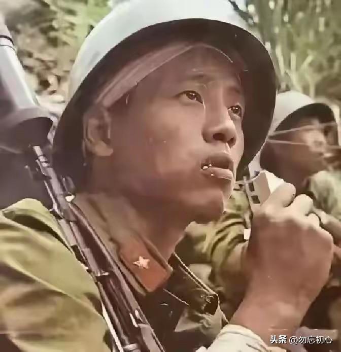 1987年4月20日 ，在老山战役，越军手持喷火器，喷向我方弹药库，一名嘴啃压缩