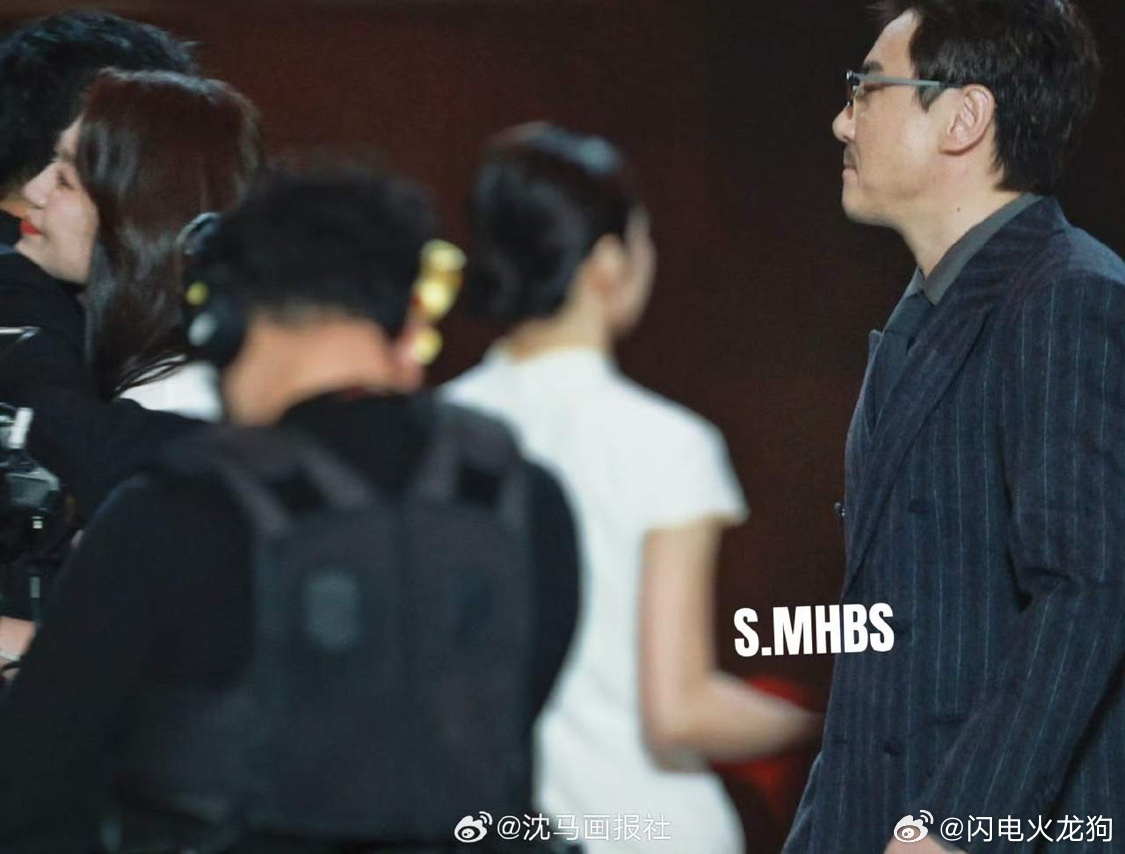 看到沈腾上台给马丽鼓掌的画面，突然觉得有点心酸。作为一个电影演员，谁不希望在得到