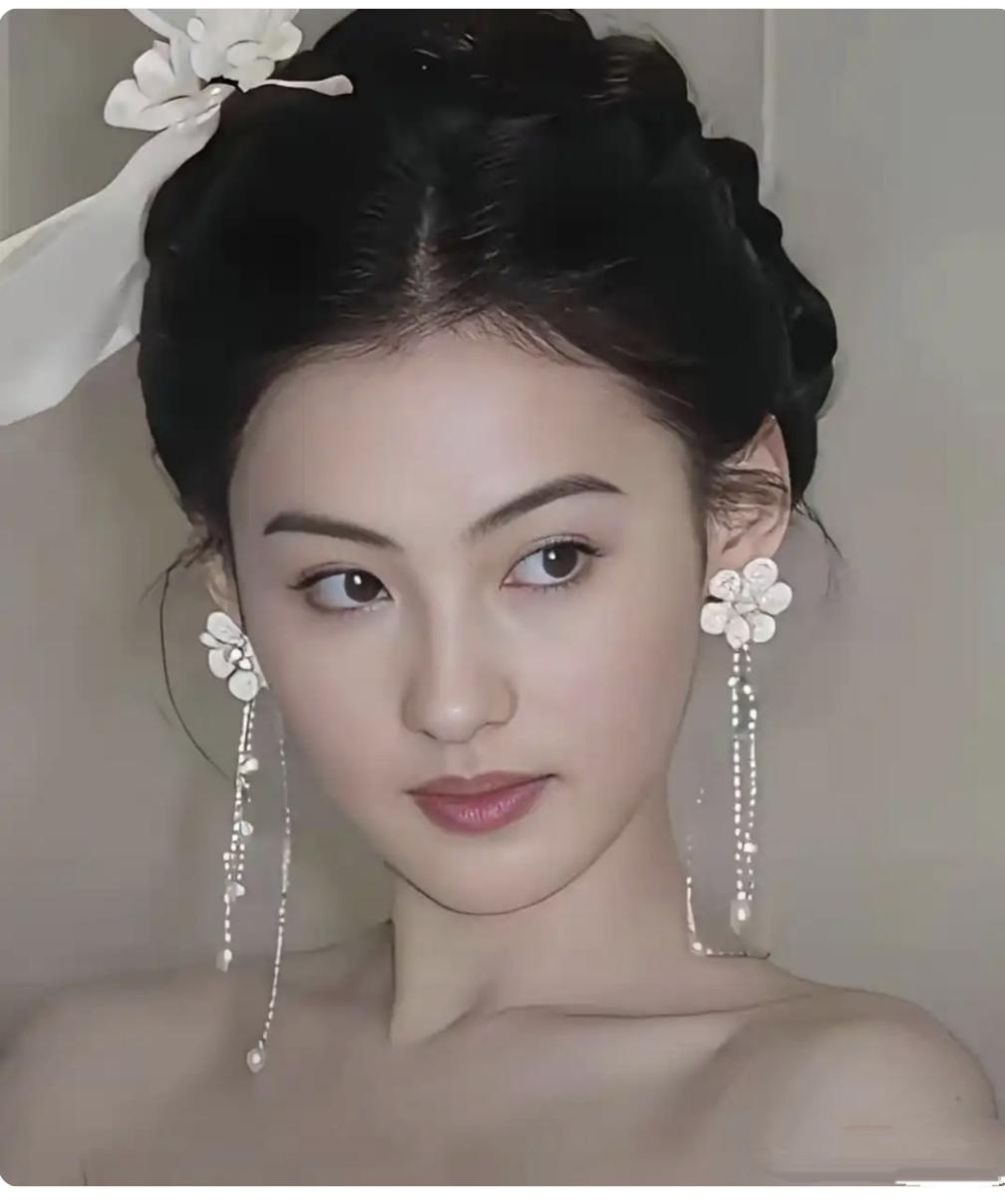 谢霆锋当年就是被张柏芝的美貌吸引娶了她生了娃，可王菲有什么吸引他吃回头草的呢？
