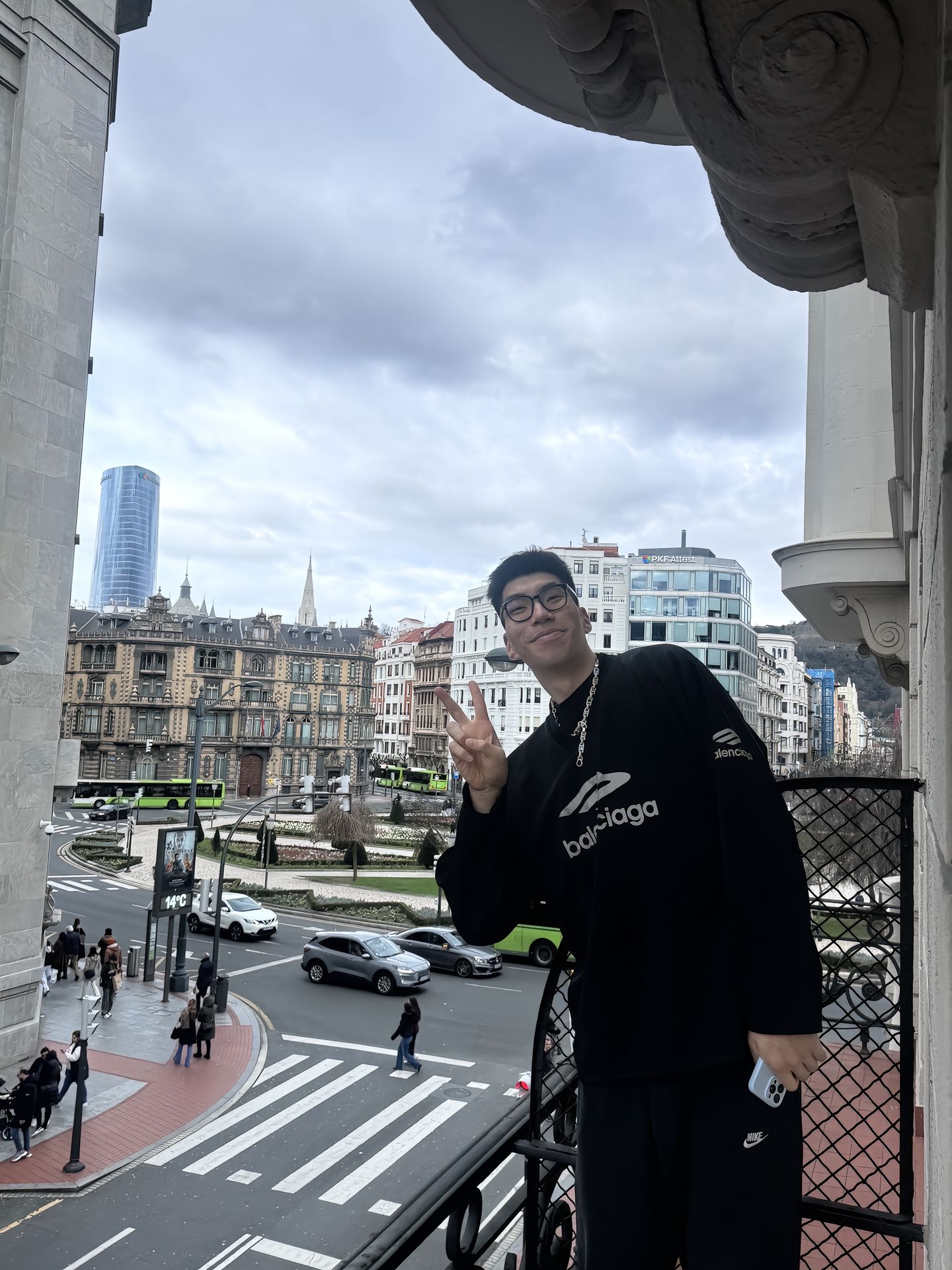 余嘉豪更新社媒分享图集： 一年将尽夜，万里未归人