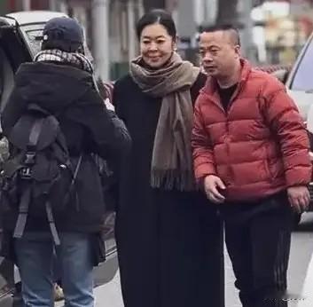 倪萍在北京街头被路人偷拍，素颜面带笑容，66岁这状态气质美满！