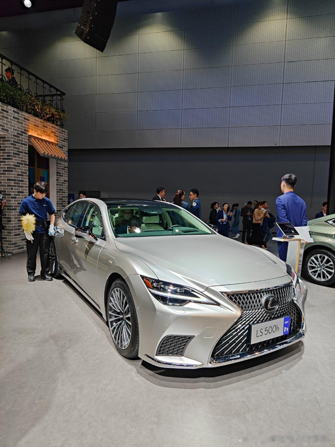 比较可惜的东西一方面是座舱的空间布局功能有点跟不上时代，D级车的CR越来越高，产