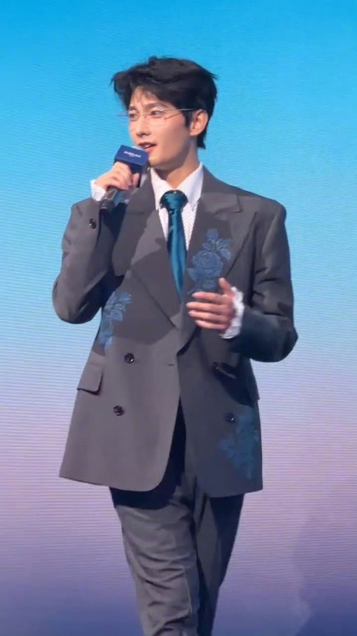 杨洋暗蓝印花西装杨洋戴眼镜熟男感谁顶得住啊！杨洋这套造型杀伤力拉满暗蓝印花西装搭