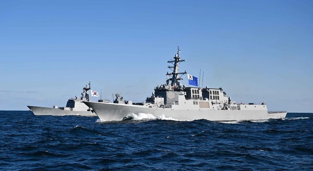 韩国机动舰队首次舰队级演习更多图片