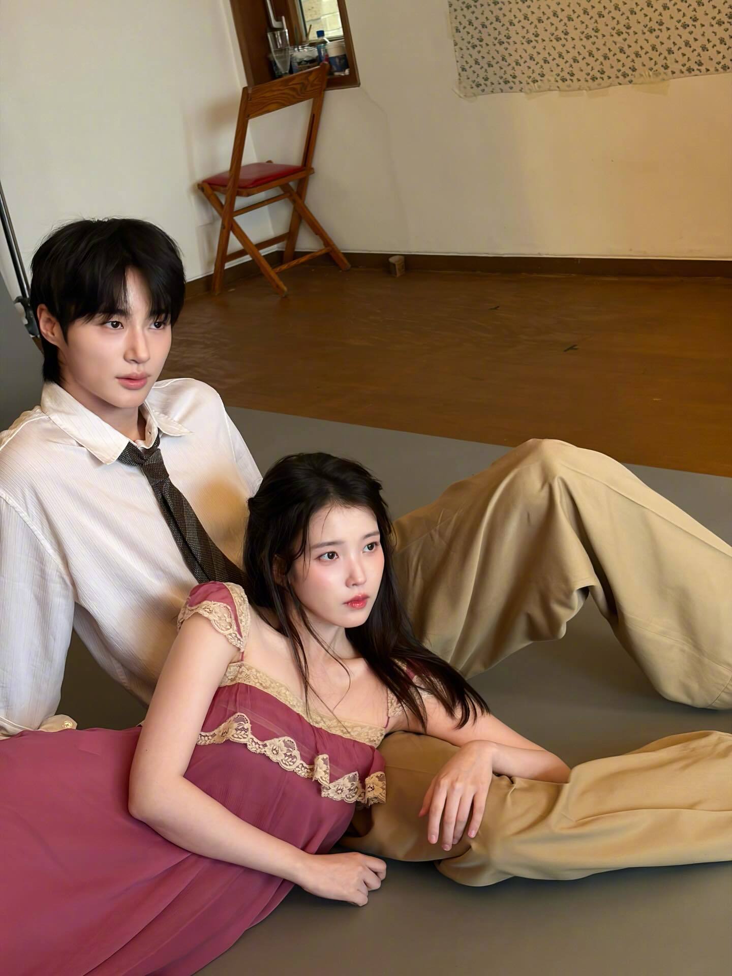 【Theqoo】边佑锡更新与IU合作拍摄画报花絮~边佑锡