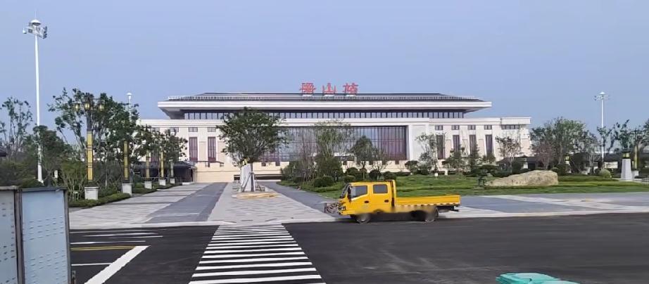 梁山县高铁站驻地杨营镇，9月份开通运营