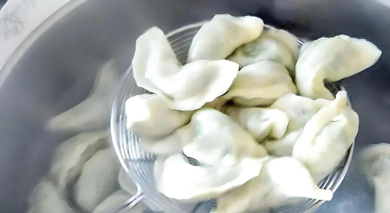 北京一女子和丈夫因为煮饺子，吵翻了天。丈夫嫌弃饺子煮多了，坨了不好吃，坚持要五个