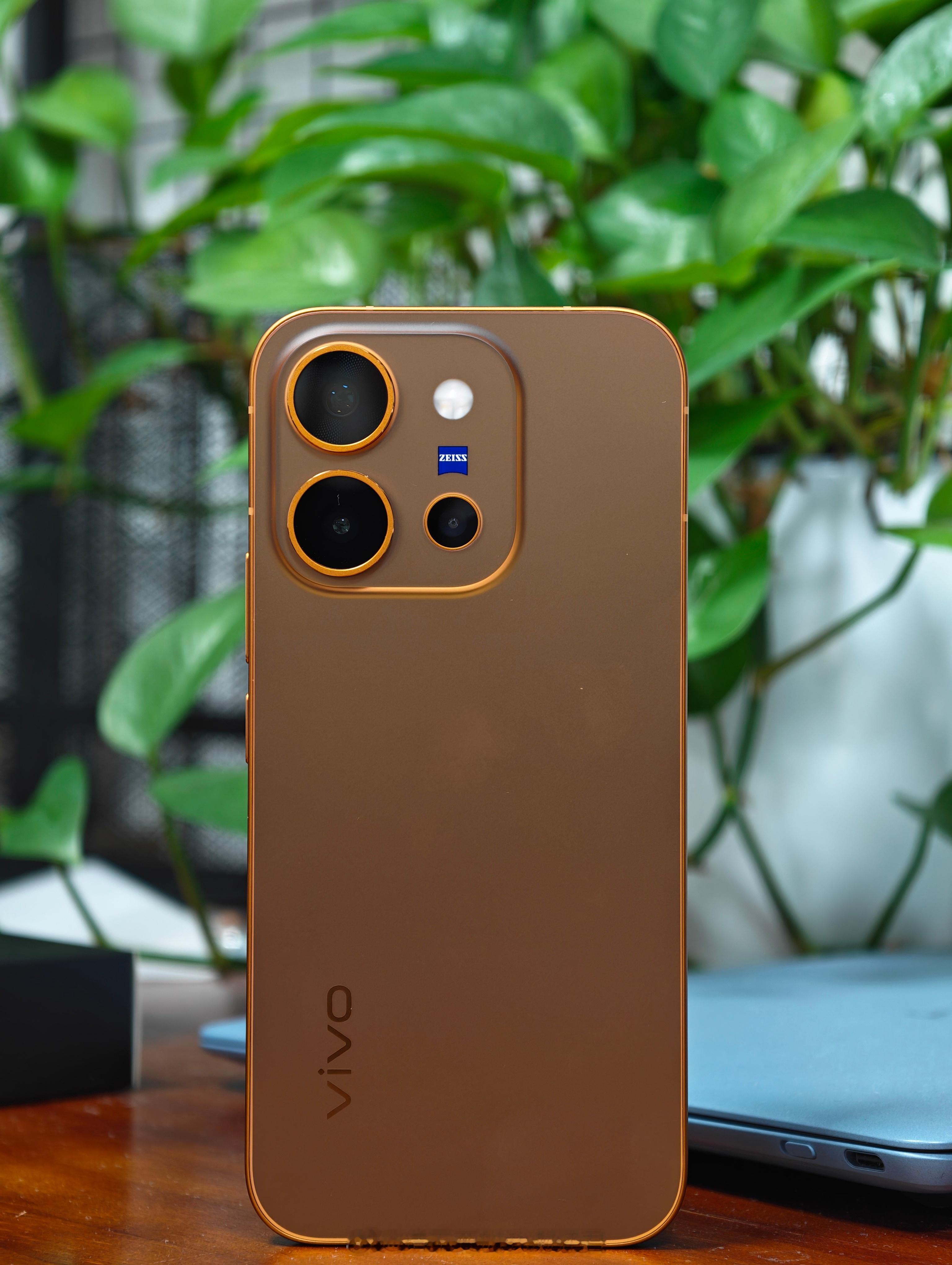 买了一台 vivo X300e 回来做视频，整机的质感是非常出色的，拿在手里很润