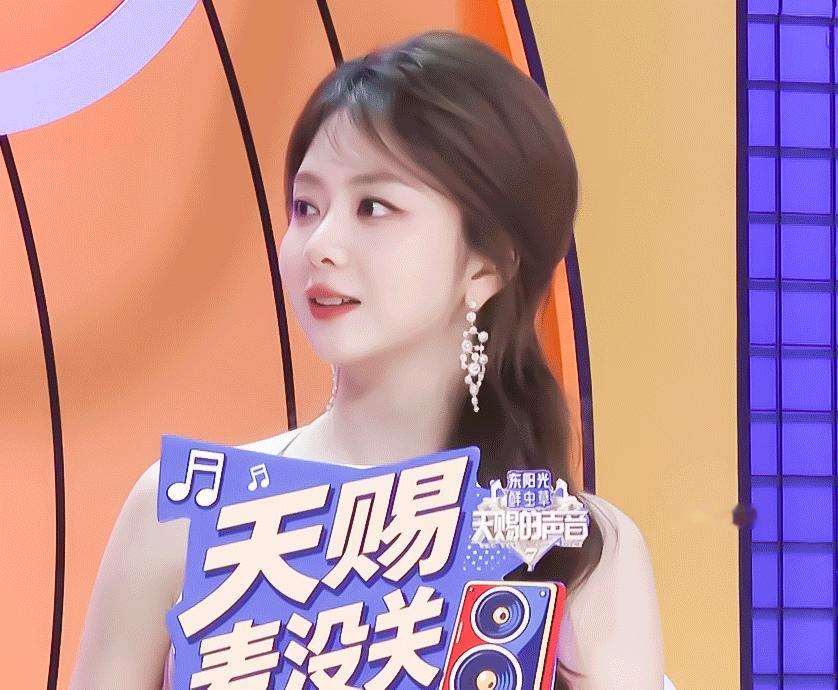 谭松韵官宣首个音综去年在海南有幸听过即兴清唱，确实还不错，期待舞台。 