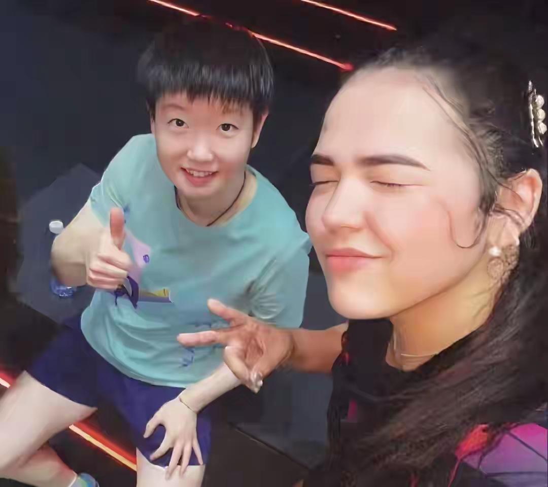 面对明天的交锋
迪亚斯一脸享受的
告诉记者：
球迷是来看莎莎的
我是莎莎最好的朋