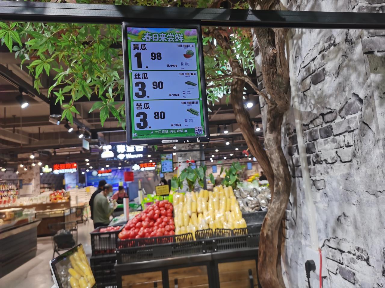 看看郑州今天的菜价
今天去刘先生超市里买菜，
黄瓜落到一元9毛8一斤，
大白菜一