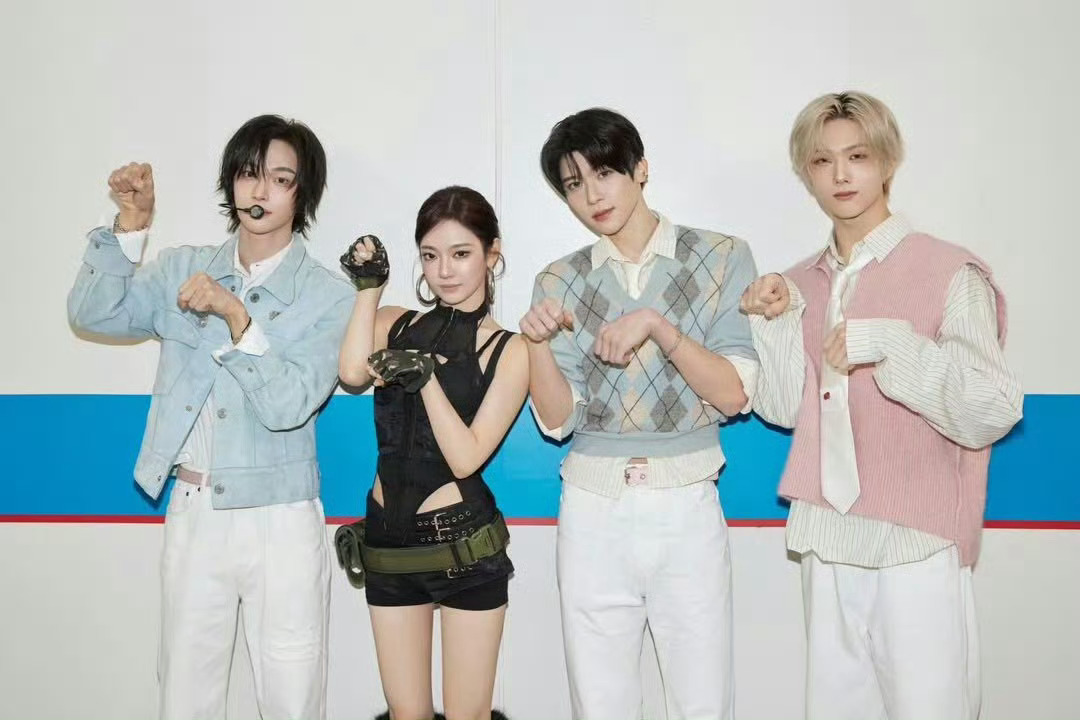 SMT 02line 合照朴元彬 宁艺卓 吴是温 朴志晟 