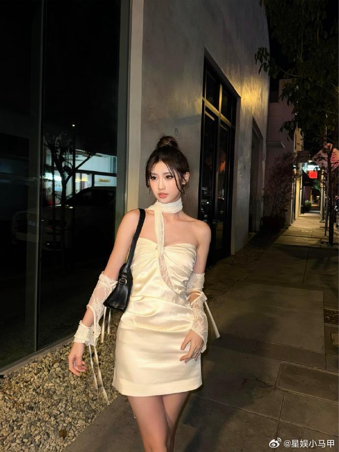 冯小刚小女儿20岁了徐朵在美国和好友一起庆生，穿着白色裙子好漂亮，眉眼真的很像徐