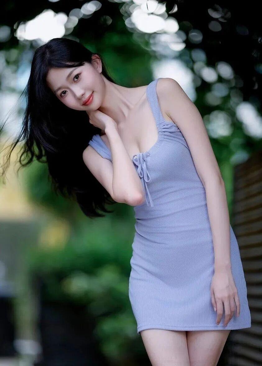 林间清甜氛围感美女🌿
她是一位气质干净温柔的纯欲系甜妹，五官精致柔和，眉眼清澈