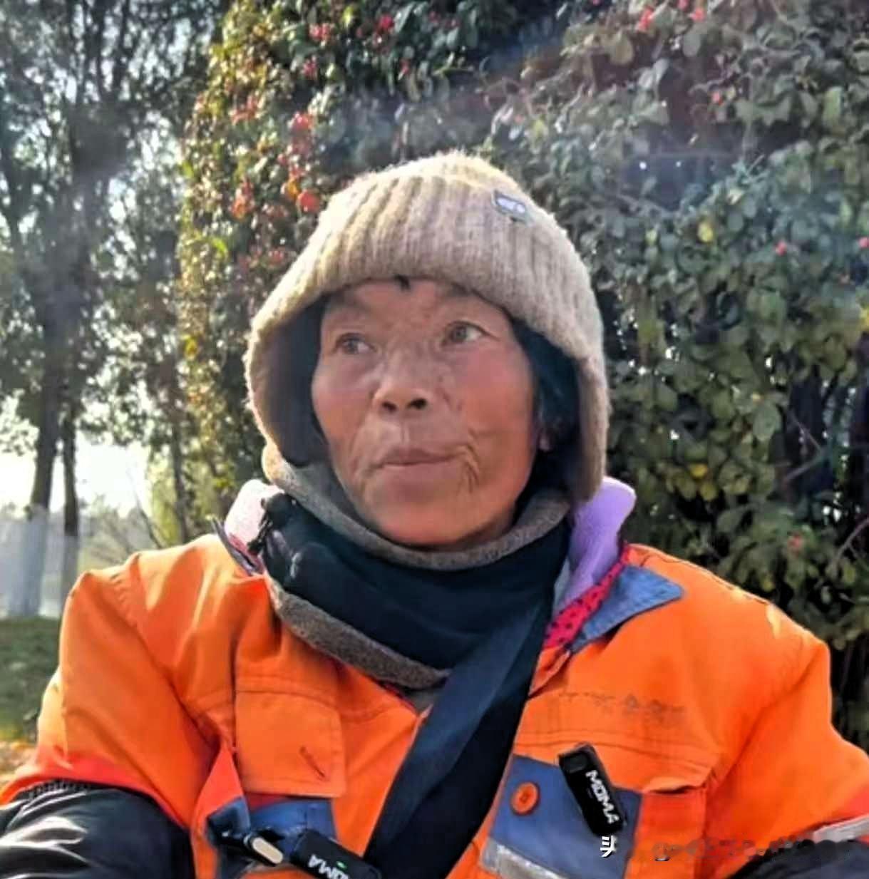 59岁的环卫工人，

一个月工资2300，都交给儿子，

她坦言：“不交的话，儿