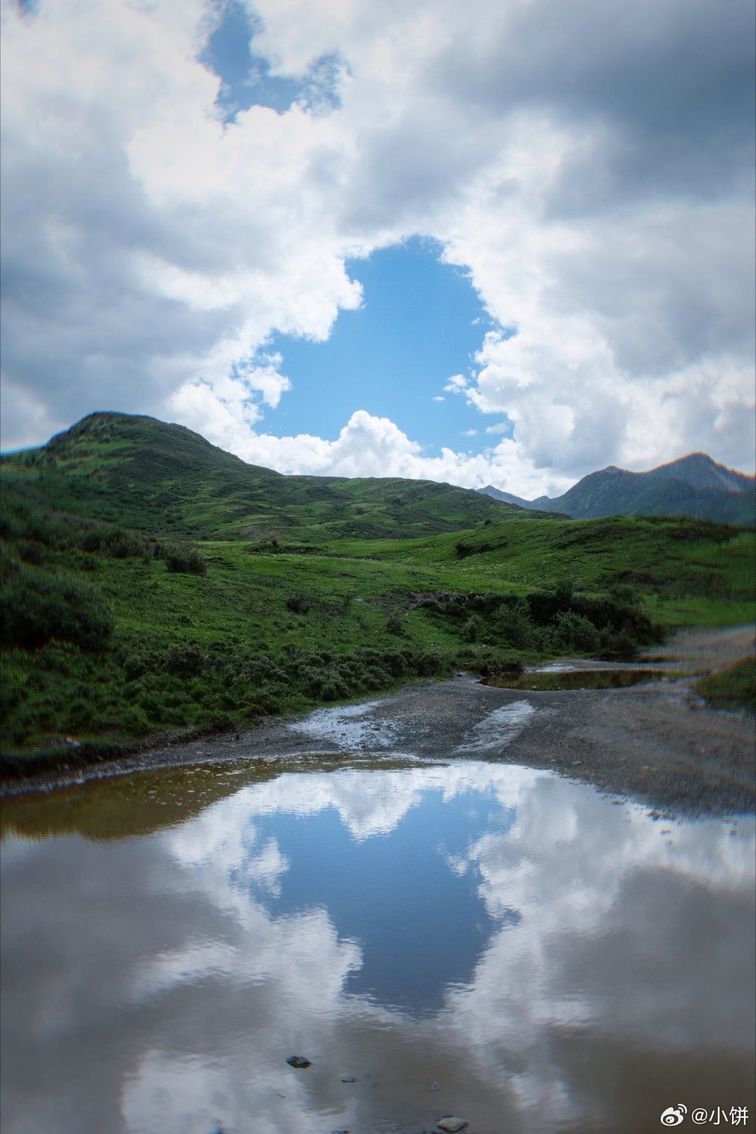 雨打在帐篷上 开启了一夜单曲循环的白噪音 山间蜿蜒的云 是献给格聂神山最洁白的哈