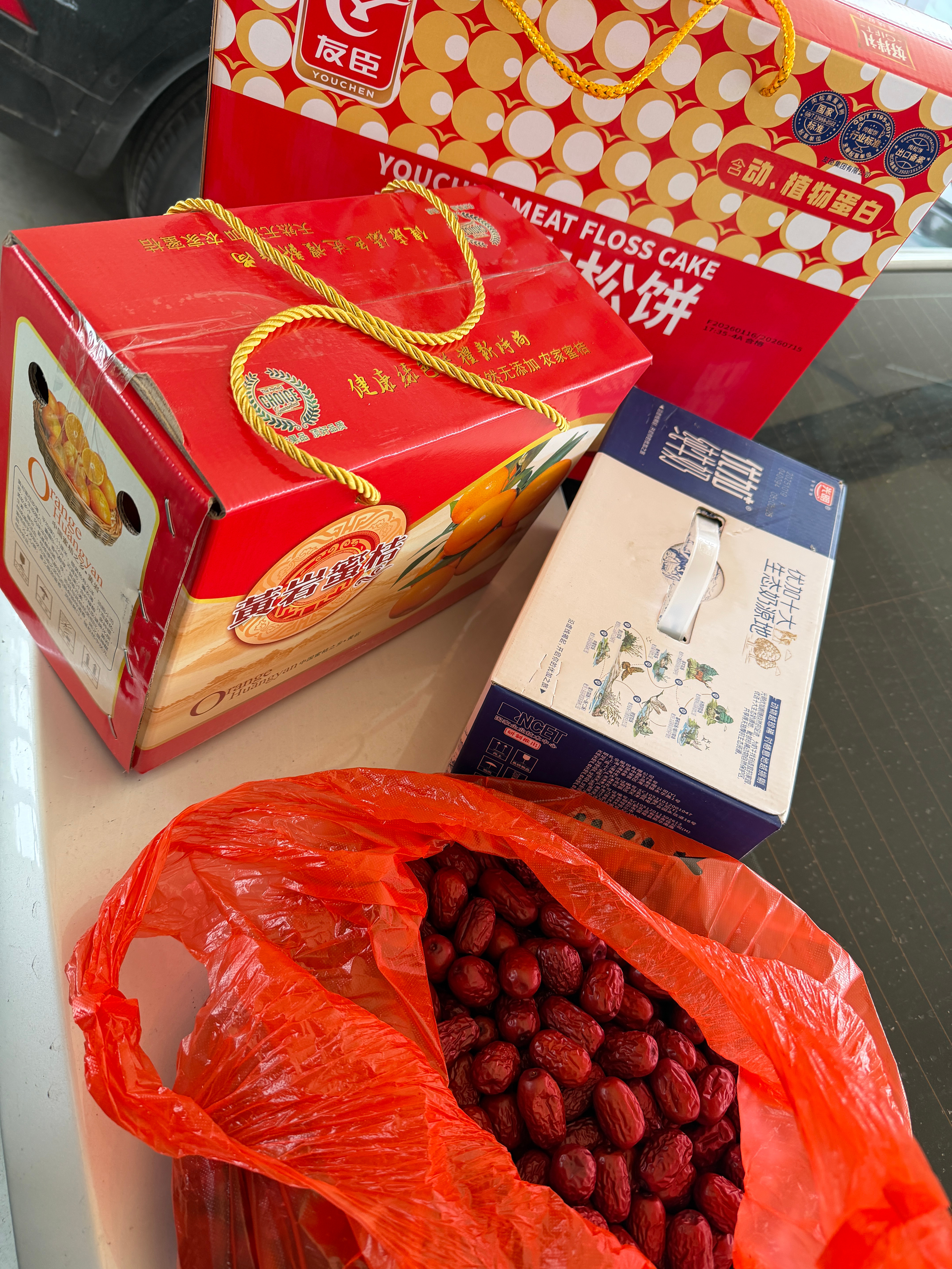 厂里发的年货，应该没有50元吧？越来越小气了。 