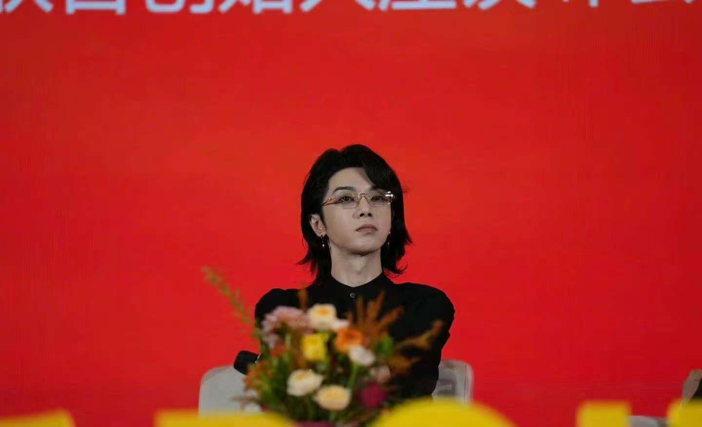 华晨宇重点品牌联合创始人今日化身气场十足的华总！简约黑衬衫搭配金丝眼镜，台上从容