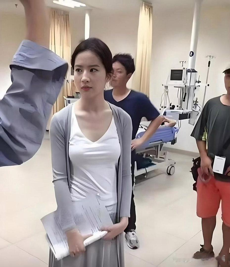 刘亦菲私下偏爱纯素颜出行，卸下妆容依旧五官出众，这般能扛住原相机的素颜颜值，很难