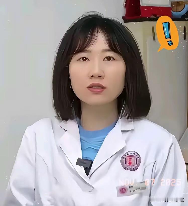 表姐最近成了街坊热议的对象。原本日子过得安稳的她，在茶楼打麻将时认识了一位谈吐潇