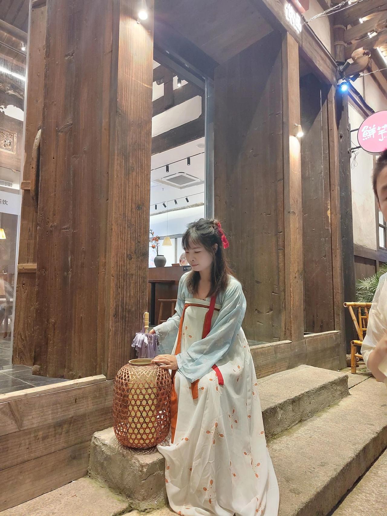 小聚的心，潮起潮落；快乐的生活，少不了你和我；日子就这样走过，幸福和快乐永远陪伴