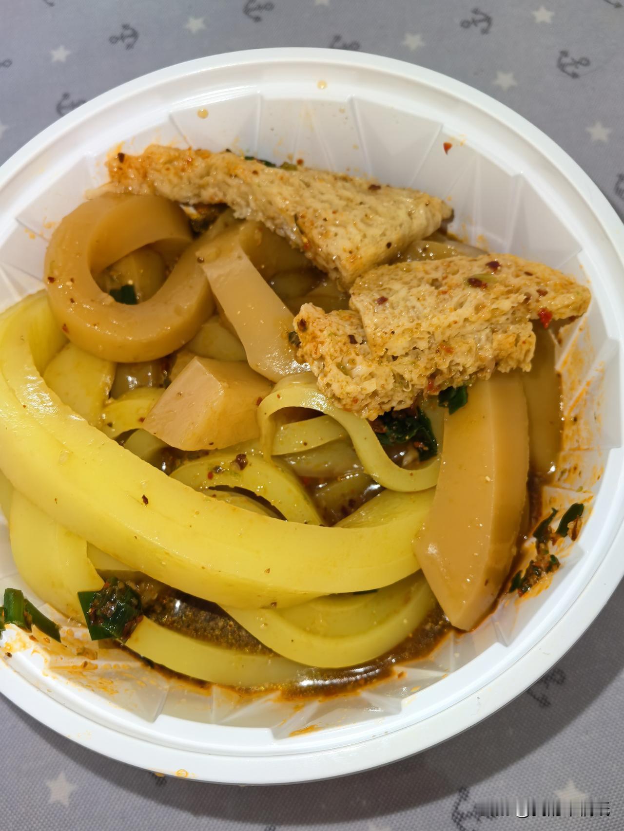 昨天中午在西宁北川万达逛了个，上到四楼看到一家卖青海小吃的店。店里主打黑白两种酿