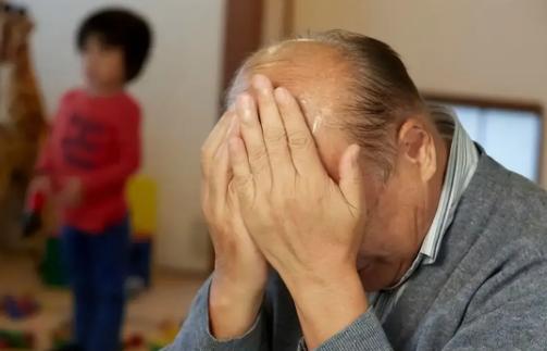 房产证压在抽屉最底下，

外卖单塞满门缝，

老人蹲在阳台上数电梯灯亮了几回。