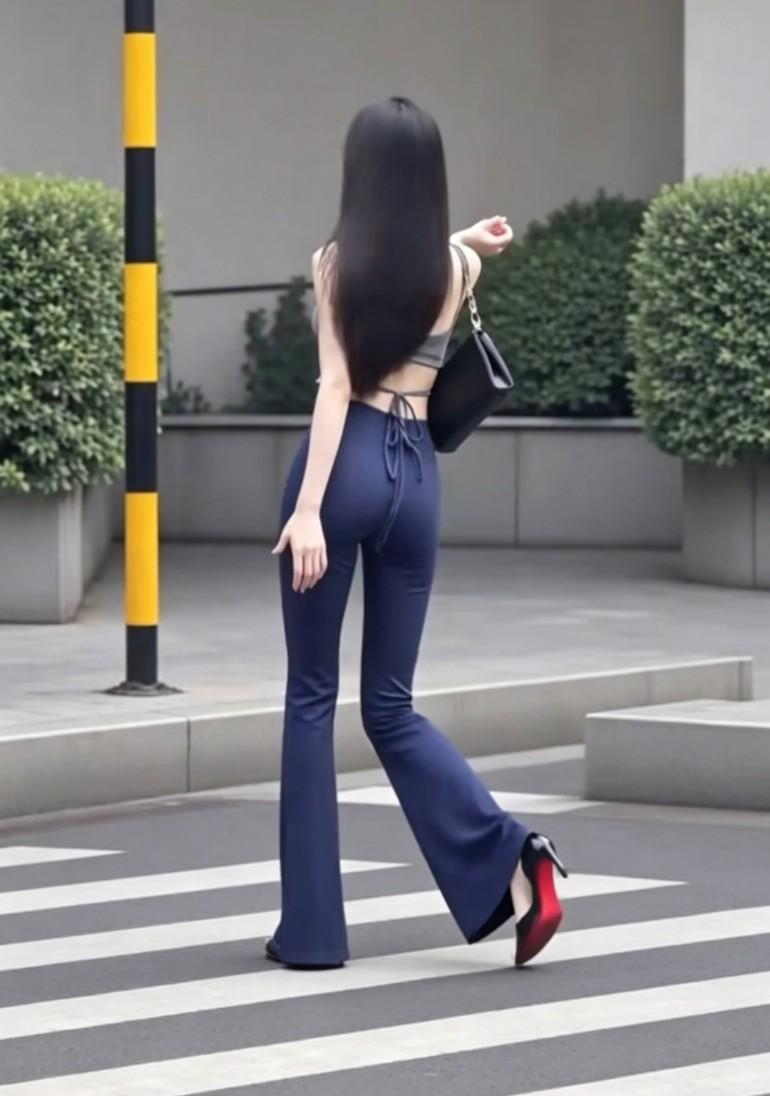 一袭简约穿搭走在街头，长发悠然随风轻垂，曼妙背影温柔动人，静静奔赴属于自己的浪漫