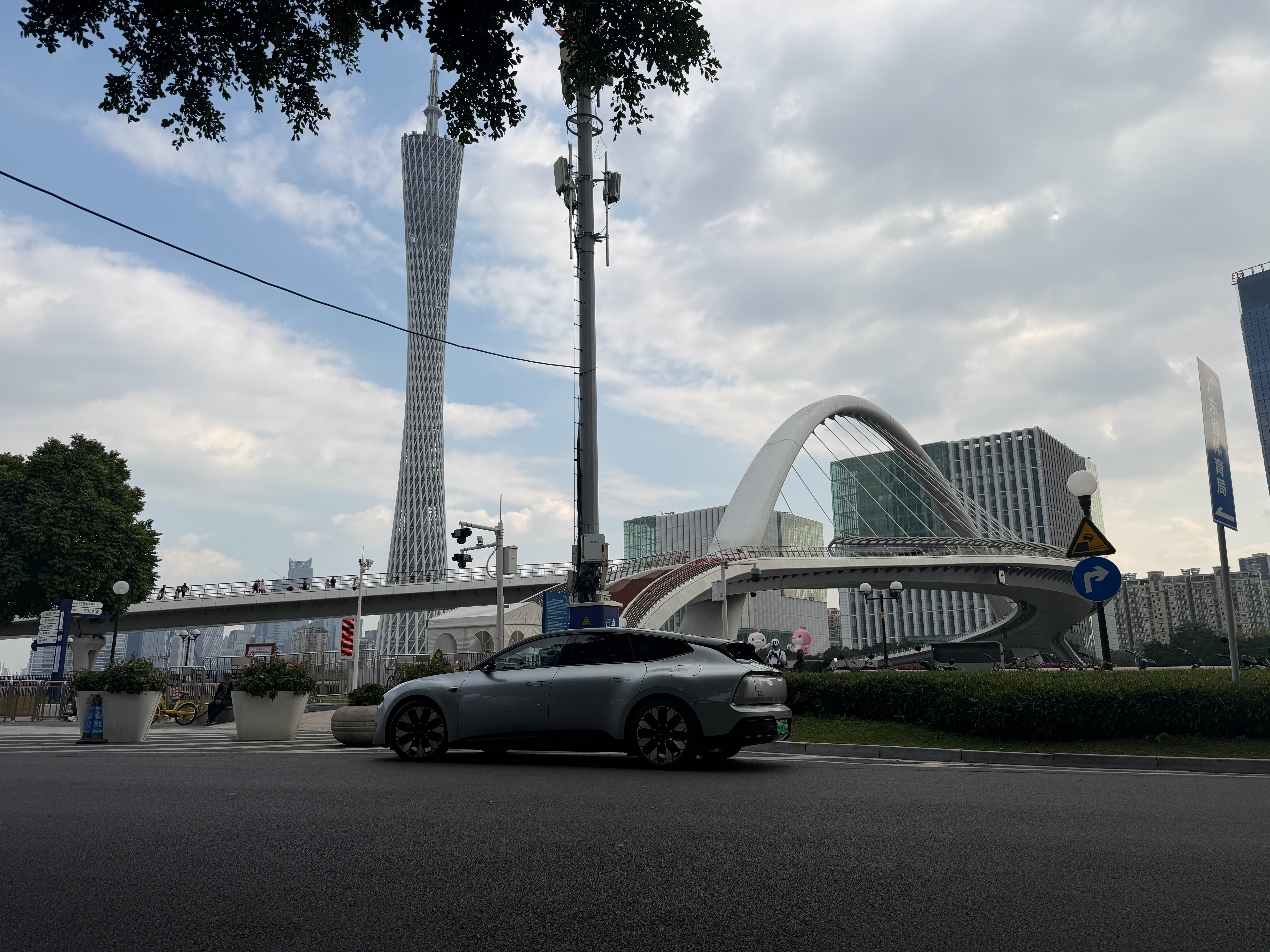 诶优迪哎挺不错的啊，加速操控都算这个价格里的顶尖，造型又是键盘指极高的旅行跨界，