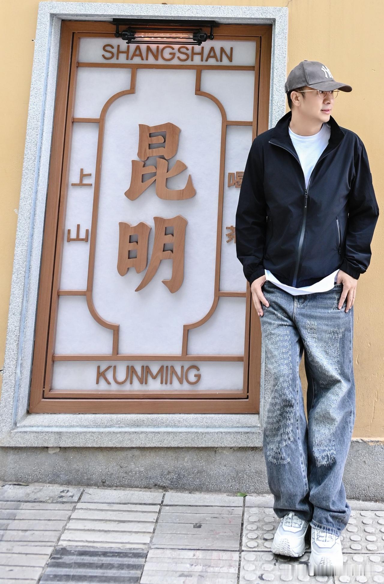 男人当然该做家务！首先，这有利于家庭和睦。家庭劳务本就该大家一起承担，男人做家务