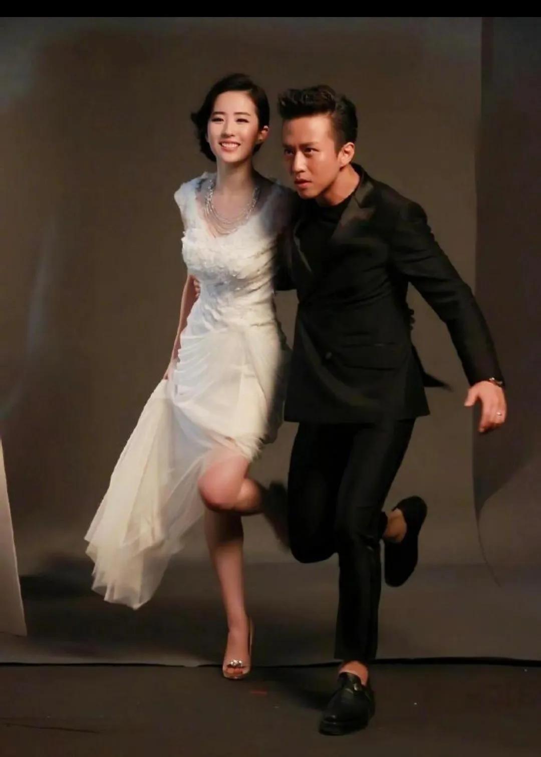 邓超刘亦菲早期合照，画风都会逐渐清奇！这是拍搞笑主题的吗？直男和直女的合照，主打