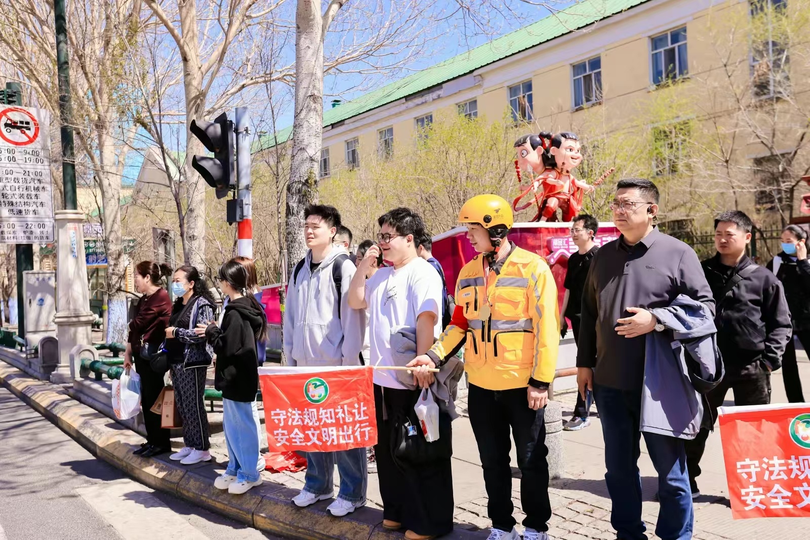 美团用一块金牌传递着重要信念：安全远比速度更珍贵。在哈尔滨，骑手不闯红灯、规范等