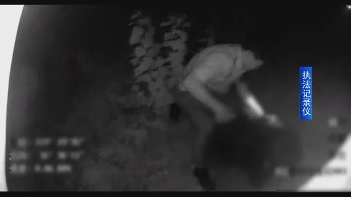 凌晨摸黄鳝被困窨井一小时，江都男子险因失温出事
正文：
近日凌晨一点，江都邵伯一