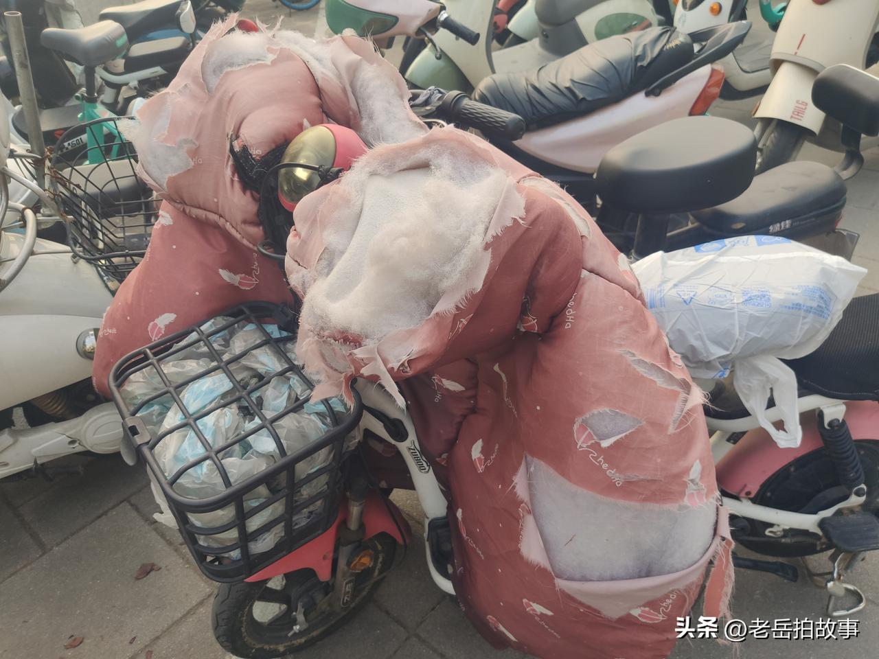 郑州街头随手拍:刚刚从黄河路海滩街地铁站出来，看到地铁口停放的电动车里边有一辆电