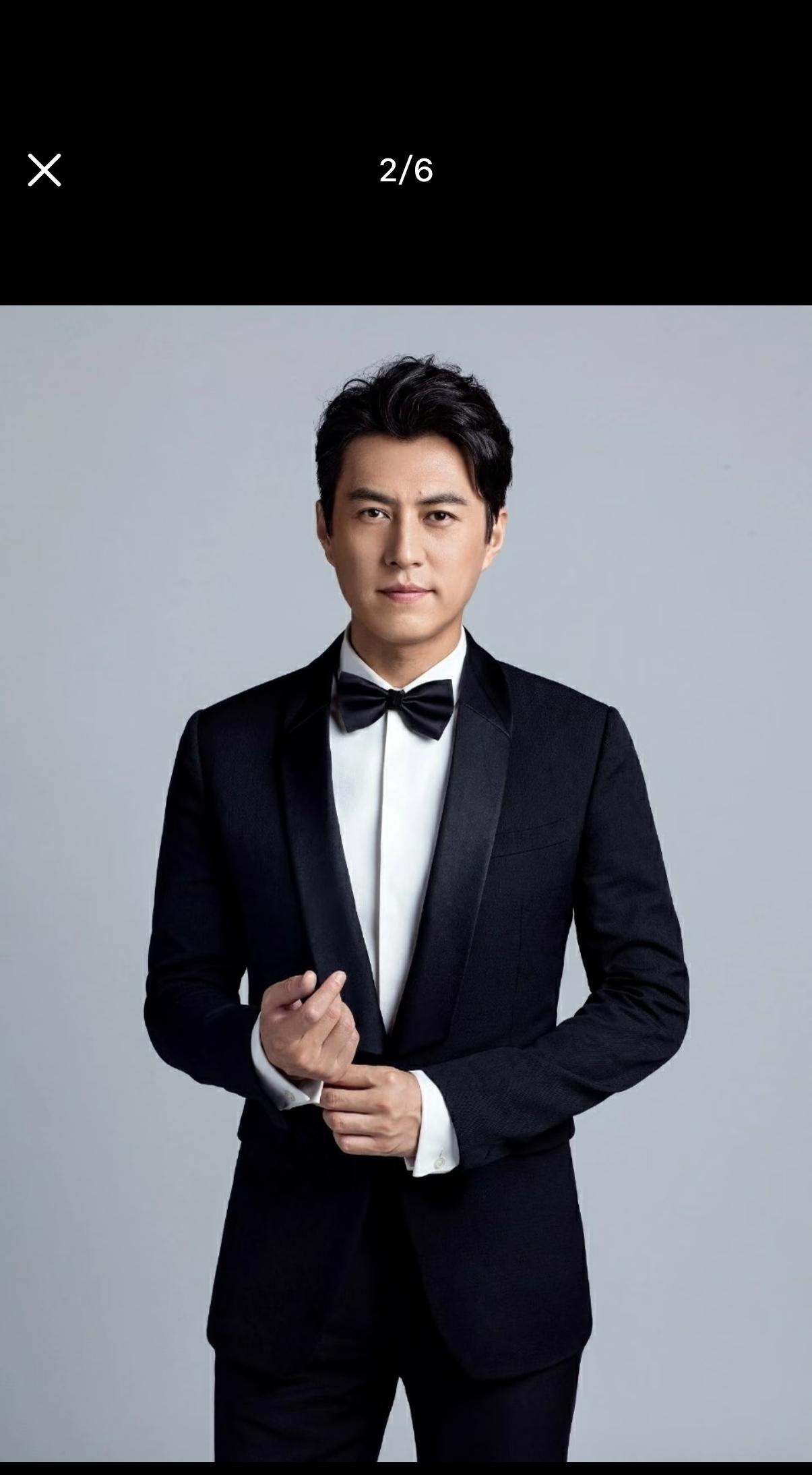 什么叫相由心生，以前不懂，现在一看靳东就彻底明白了。
这几年他越活越舒展，脸上没