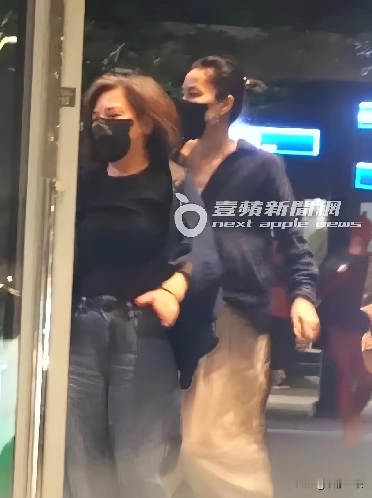 天后王菲最新现身台北，丸子头搭配亚麻穿搭尽显高级气质，她与宽姐密会六小时，究竟有