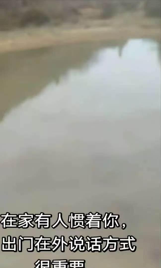 红包装进纸袋，

手机沉入湖底，

大爷说“你吓不倒我”。

贵州铜仁潜龙洞，一