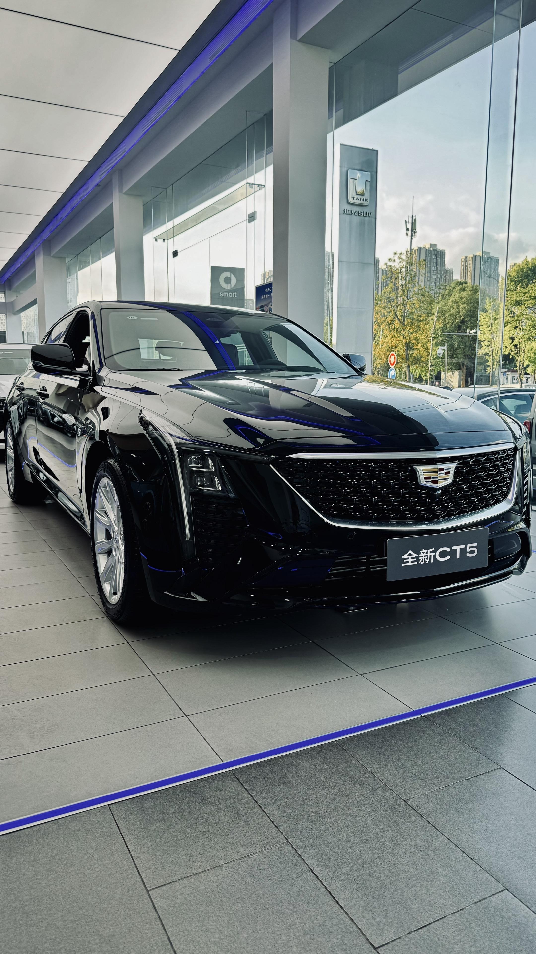 【暗夜锋芒 黑武士出街】凯迪拉克CT5席卷街头！全黑车身划破霓虹，溜背...