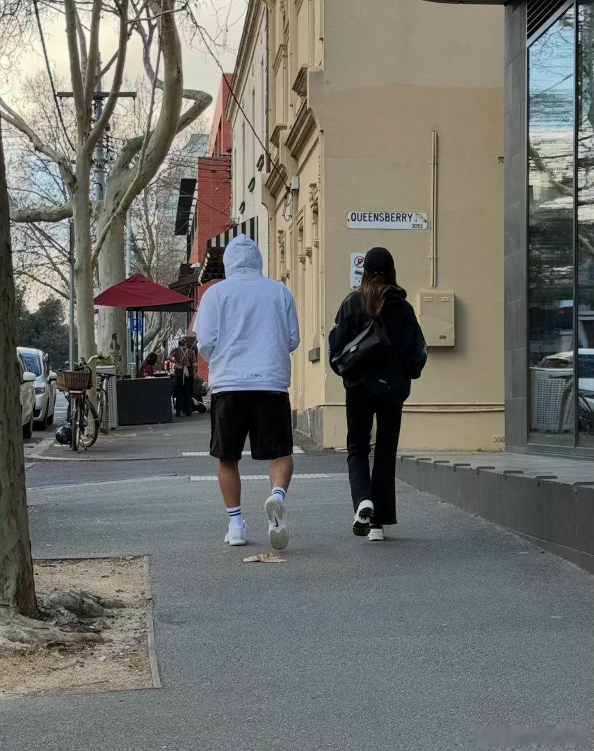 周杰伦私生子风波后现身 